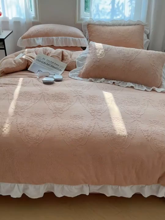 91家纺网 家纺一手货源 找家纺 六巷胡同 2025新款韩系手捧花轻法式花边款牛奶绒四件套-风格一 手捧花-咖