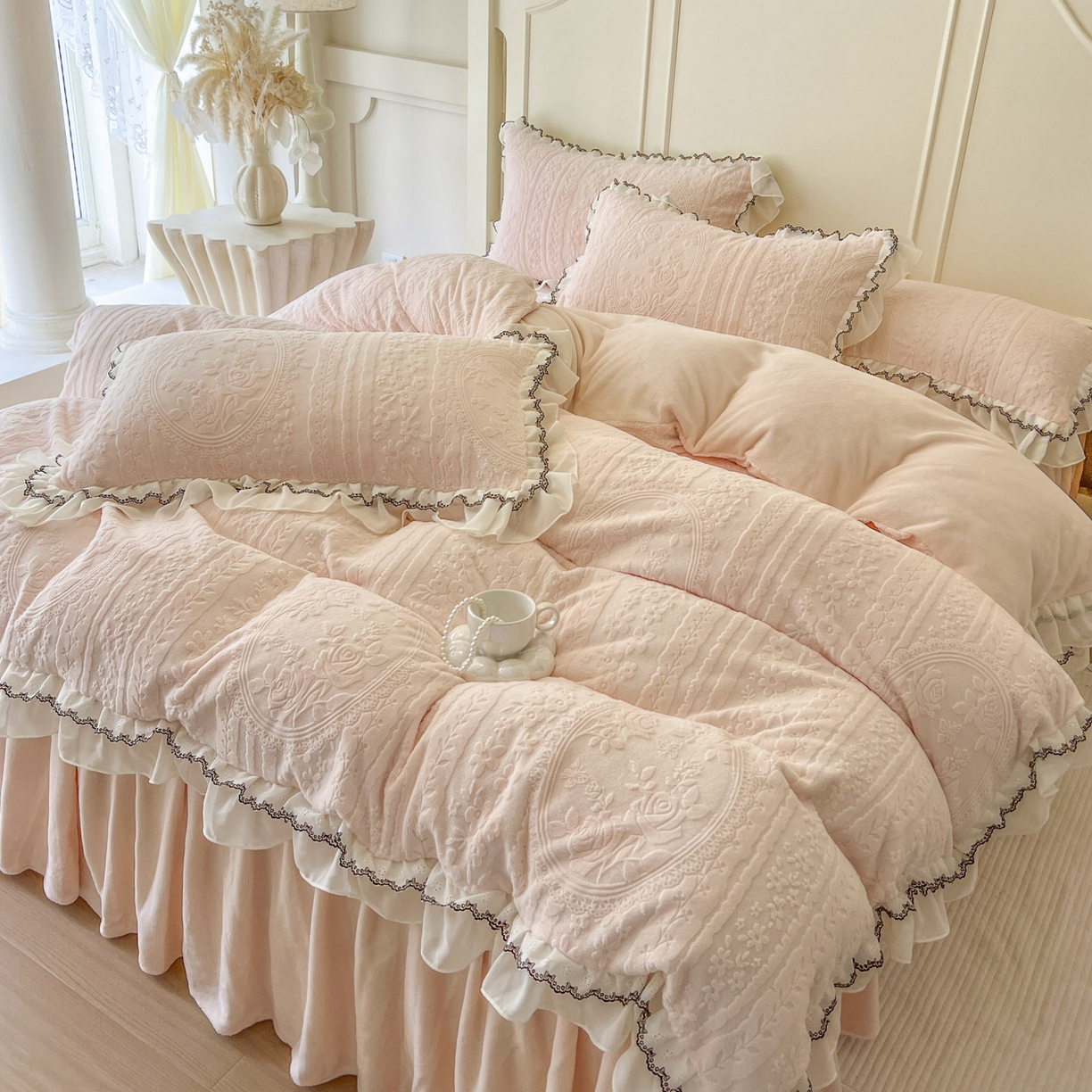 91家纺网 家纺一手货源 找家纺 （总）亲亲公主 2025新款高克重牛奶绒提花230克床裙款四件套-圆舞曲系列