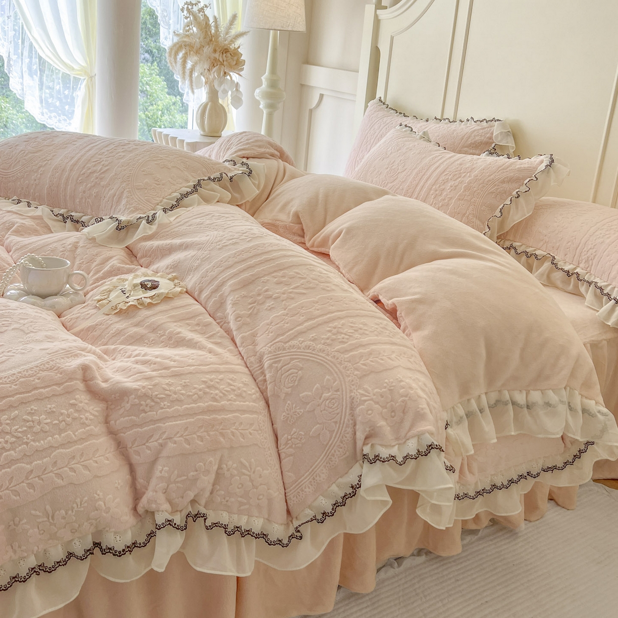 91家纺网 家纺一手货源 找家纺 （总）亲亲公主 2025新款高克重牛奶绒提花230克床裙款四件套-圆舞曲系列