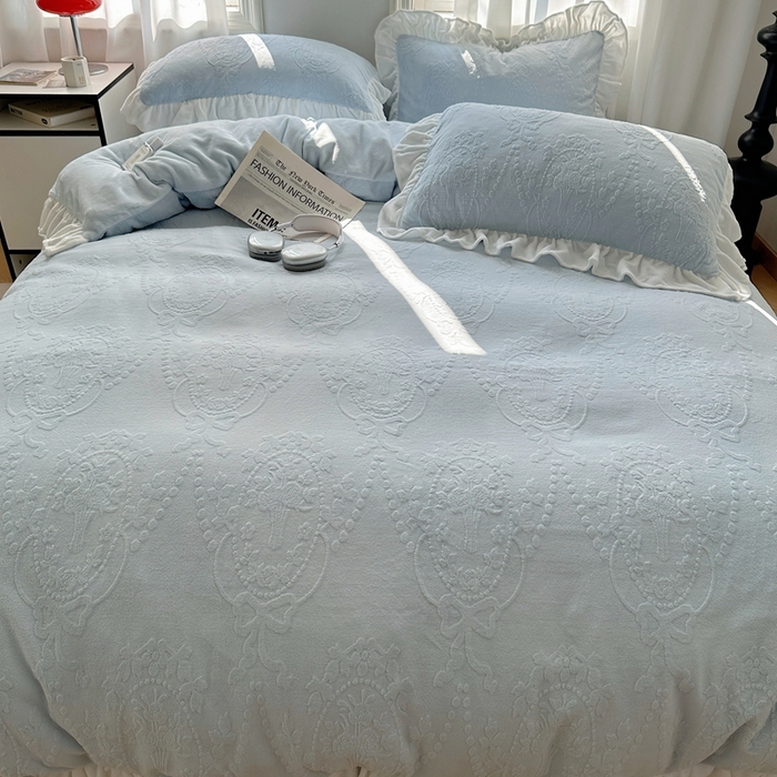 91家纺网 家纺一手货源 找家纺 六巷胡同 2025新款韩系手捧花轻法式花边款牛奶绒四件套-风格一 手捧花-蓝