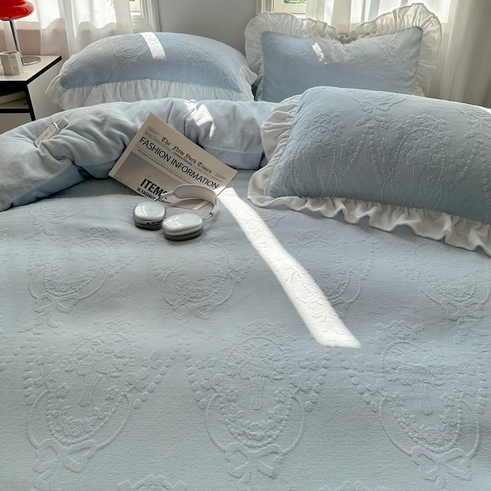 91家纺网 家纺一手货源 找家纺 六巷胡同 2025新款韩系手捧花轻法式花边款牛奶绒四件套-风格一 手捧花-蓝