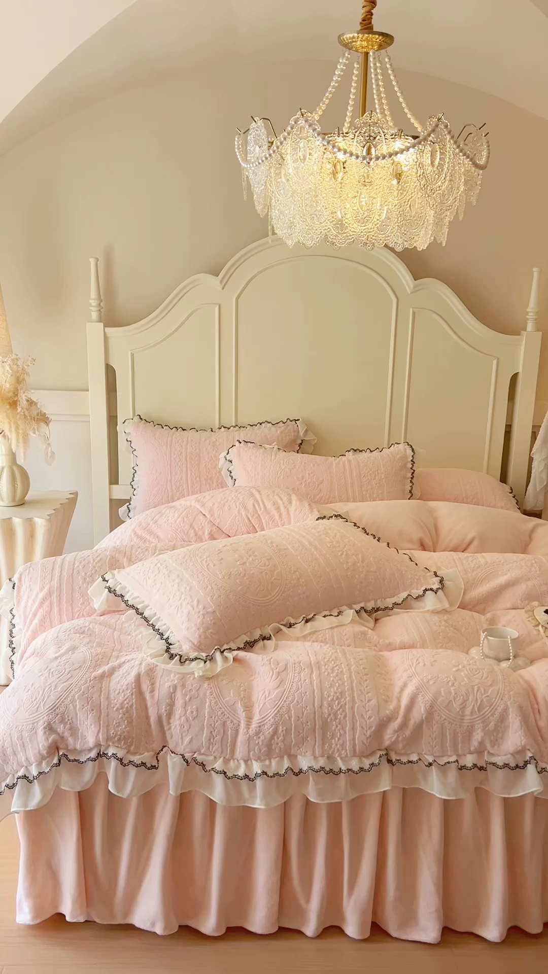 91家纺网 家纺一手货源 找家纺 （总）亲亲公主 2025新款高克重牛奶绒提花230克床裙款四件套-圆舞曲系列