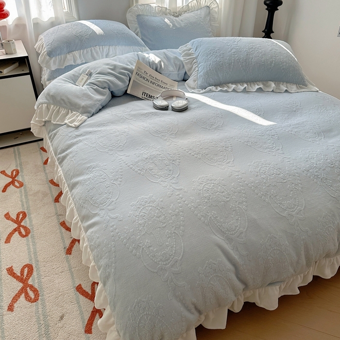 91家纺网 家纺一手货源 找家纺 六巷胡同 2025新款韩系手捧花轻法式花边款牛奶绒四件套-风格一 手捧花-蓝