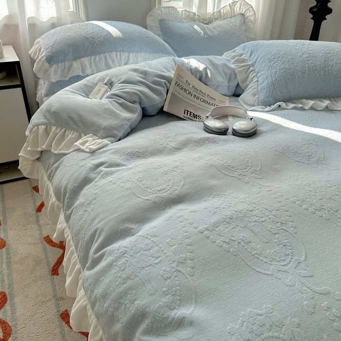 91家纺网 家纺一手货源 找家纺 六巷胡同 2025新款韩系手捧花轻法式花边款牛奶绒四件套-风格一 手捧花-蓝