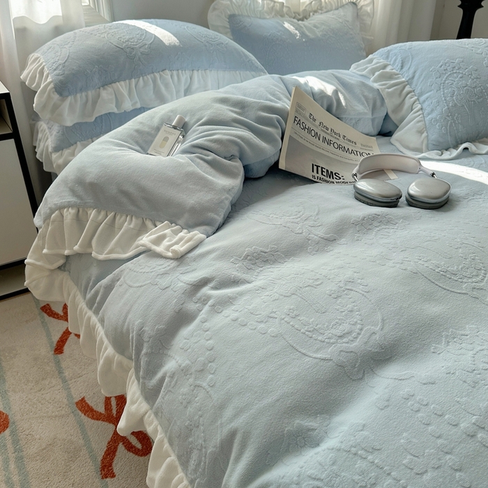 91家纺网 家纺一手货源 找家纺 六巷胡同 2025新款韩系手捧花轻法式花边款牛奶绒四件套-风格一 手捧花-蓝