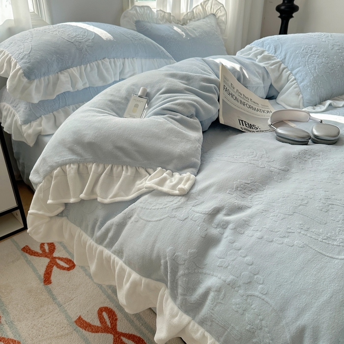 91家纺网 家纺一手货源 找家纺 六巷胡同 2025新款韩系手捧花轻法式花边款牛奶绒四件套-风格一 手捧花-蓝