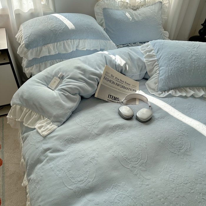 91家纺网 家纺一手货源 找家纺 六巷胡同 2025新款韩系手捧花轻法式花边款牛奶绒四件套-风格一 手捧花-蓝