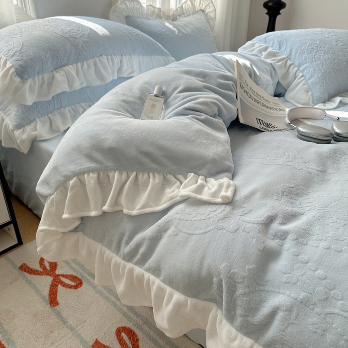 91家纺网 家纺一手货源 找家纺 六巷胡同 2025新款韩系手捧花轻法式花边款牛奶绒四件套-风格一 手捧花-蓝