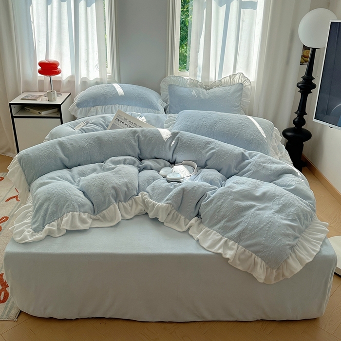 91家纺网 家纺一手货源 找家纺 六巷胡同 2025新款韩系手捧花轻法式花边款牛奶绒四件套-风格一 手捧花-蓝