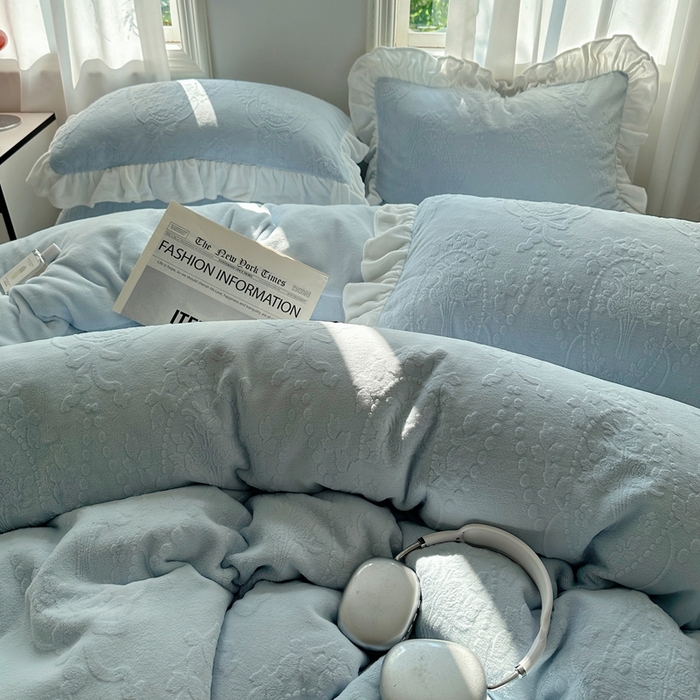 91家纺网 家纺一手货源 找家纺 六巷胡同 2025新款韩系手捧花轻法式花边款牛奶绒四件套-风格一 手捧花-蓝