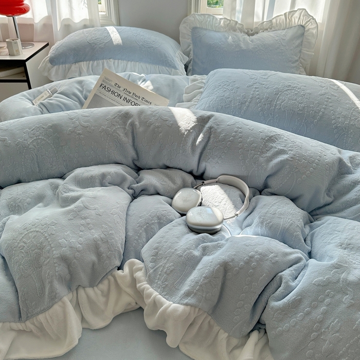 91家纺网 家纺一手货源 找家纺 六巷胡同 2025新款韩系手捧花轻法式花边款牛奶绒四件套-风格一 手捧花-蓝