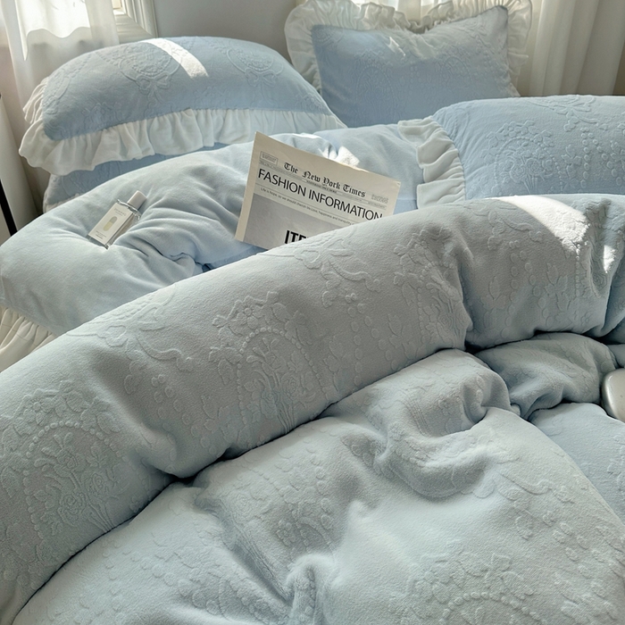 91家纺网 家纺一手货源 找家纺 六巷胡同 2025新款韩系手捧花轻法式花边款牛奶绒四件套-风格一 手捧花-蓝