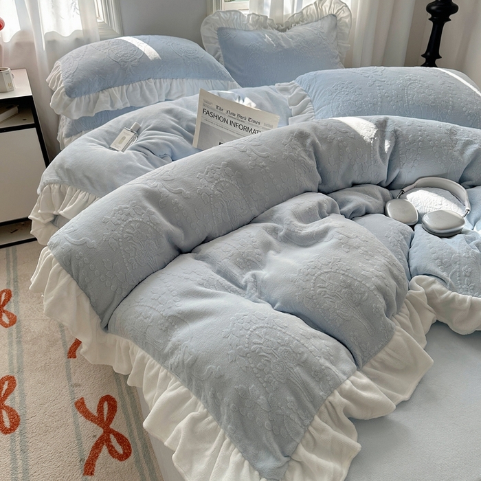 91家纺网 家纺一手货源 找家纺 六巷胡同 2025新款韩系手捧花轻法式花边款牛奶绒四件套-风格一 手捧花-蓝