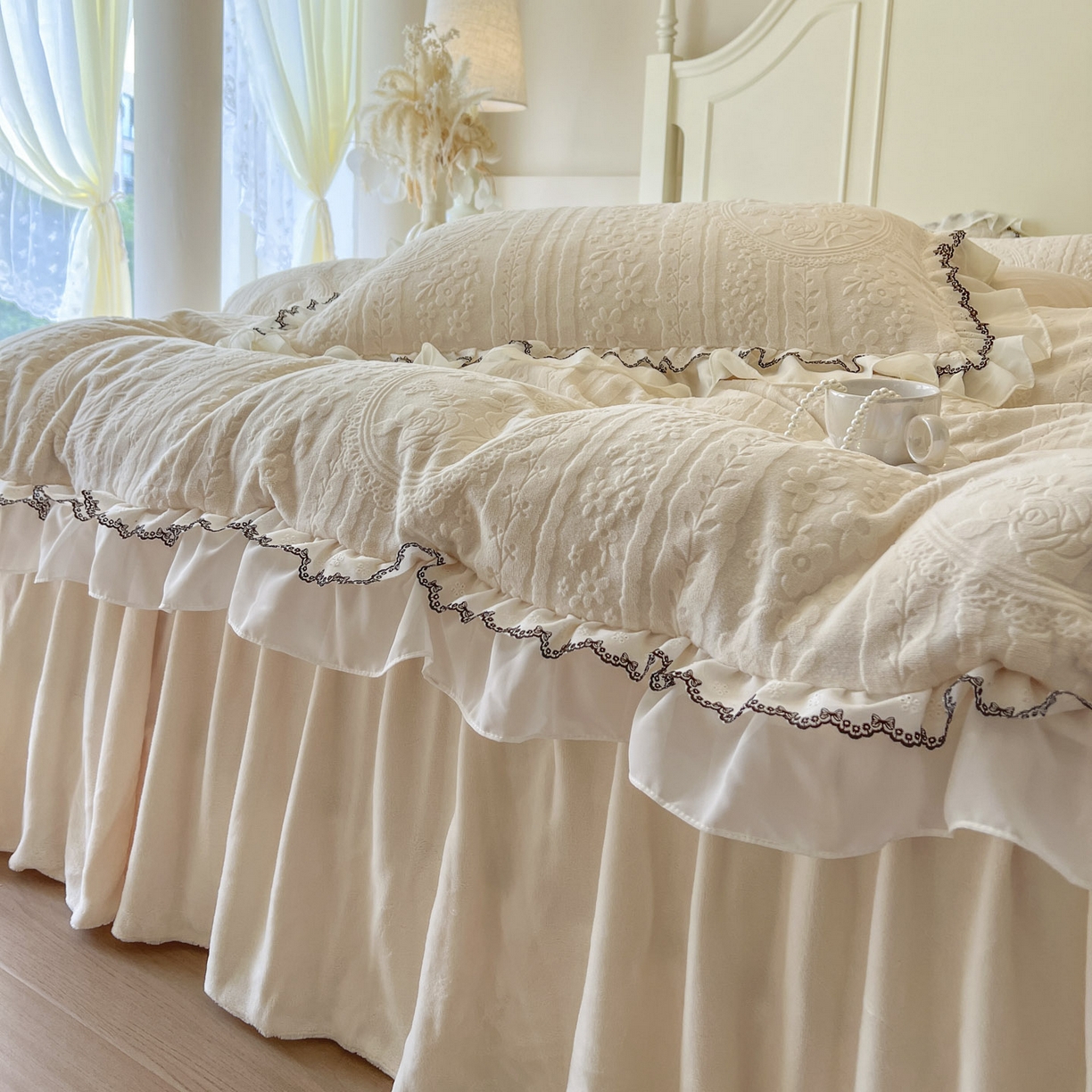 91家纺网 家纺一手货源 找家纺 亲亲公主 2025新款高克重牛奶绒提花230克床裙款四件套-圆舞曲系列 奶油米色-