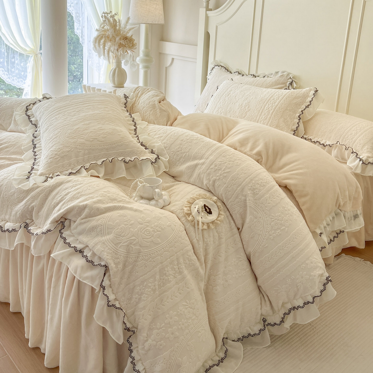 91家纺网 家纺一手货源 找家纺 亲亲公主 2025新款高克重牛奶绒提花230克床裙款四件套-圆舞曲系列 奶油米色-