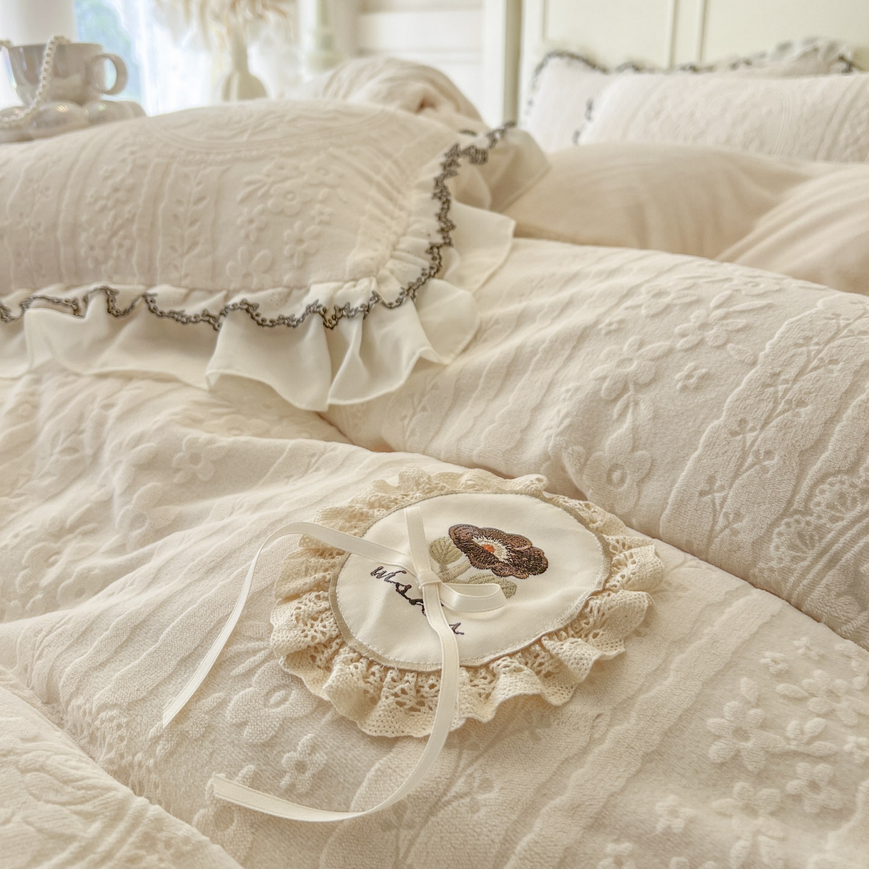 91家纺网 家纺一手货源 找家纺 亲亲公主 2025新款高克重牛奶绒提花230克床裙款四件套-圆舞曲系列 奶油米色-