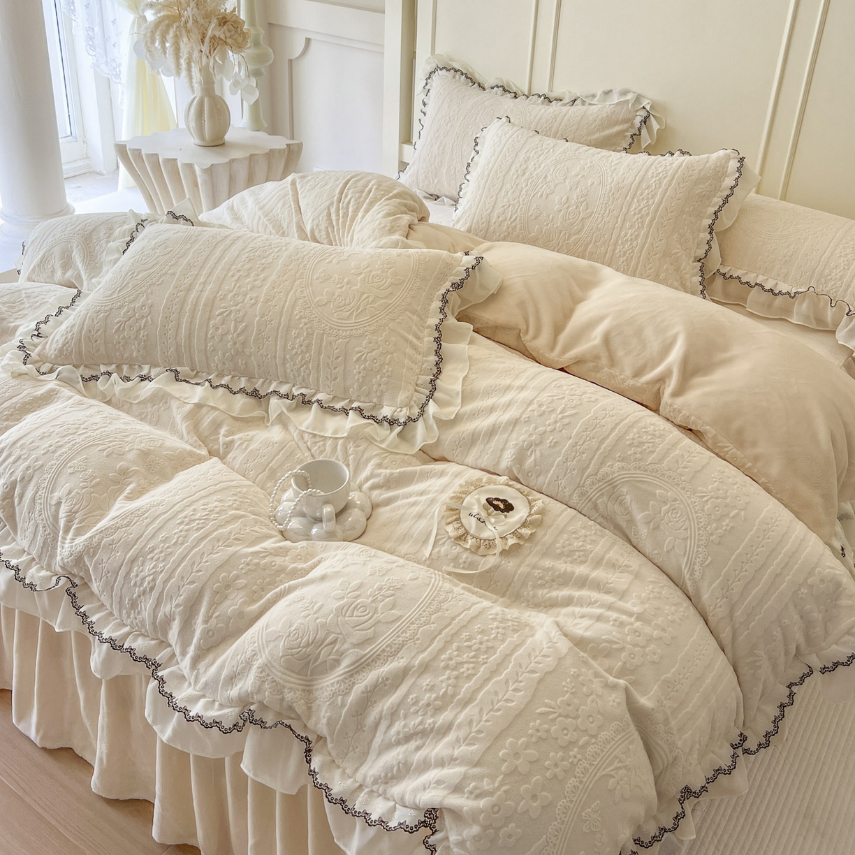 91家纺网 家纺一手货源 找家纺 亲亲公主 2025新款高克重牛奶绒提花230克床裙款四件套-圆舞曲系列 奶油米色-