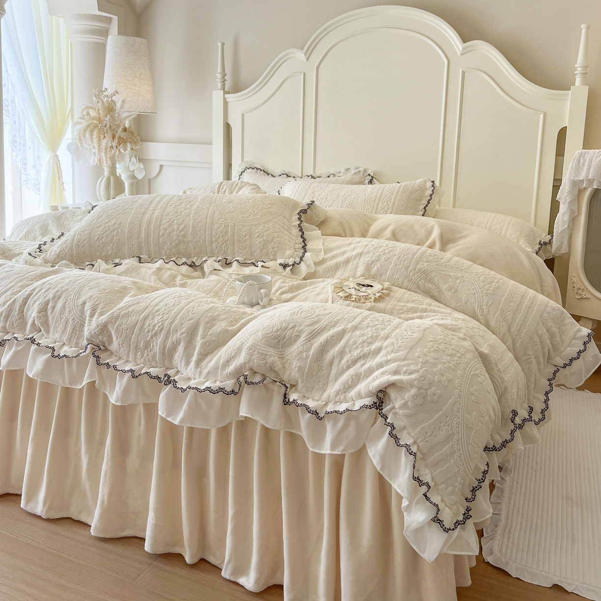 91家纺网 家纺一手货源 找家纺 亲亲公主 2025新款高克重牛奶绒提花230克床裙款四件套-圆舞曲系列 奶油米色-