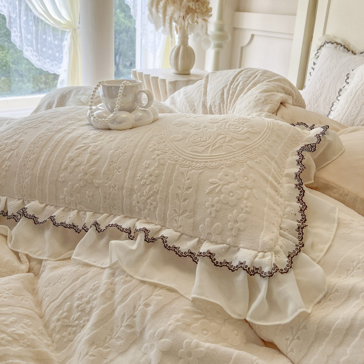 91家纺网 家纺一手货源 找家纺 亲亲公主 2025新款高克重牛奶绒提花230克床裙款四件套-圆舞曲系列 奶油米色-