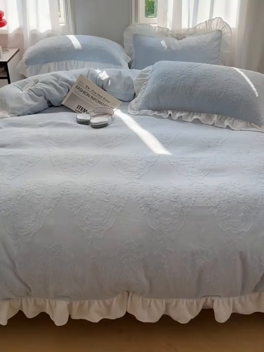 91家纺网 家纺一手货源 找家纺 六巷胡同 2025新款韩系手捧花轻法式花边款牛奶绒四件套-风格一 手捧花-蓝