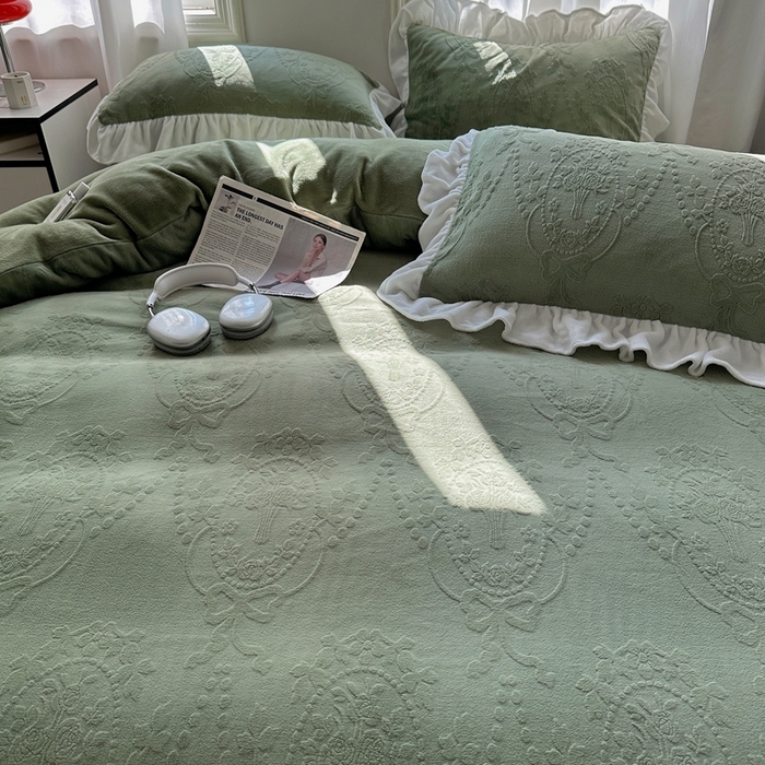 91家纺网 家纺一手货源 找家纺 六巷胡同 2025新款韩系手捧花轻法式花边款牛奶绒四件套-风格一 手捧花-绿