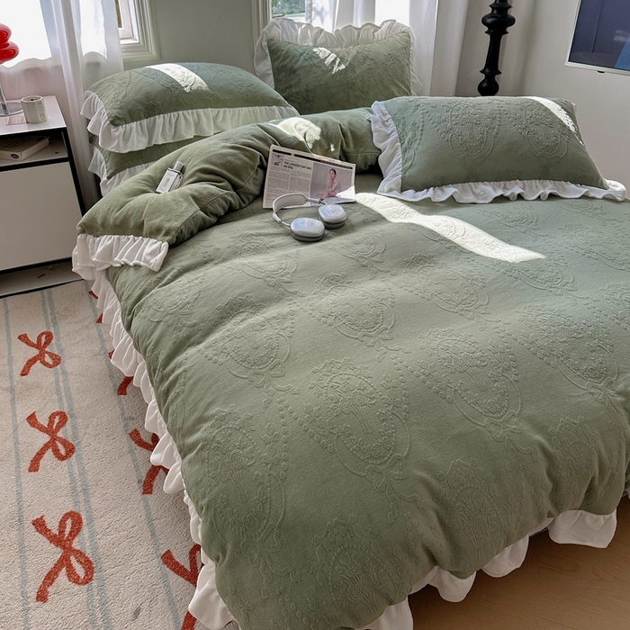 91家纺网 家纺一手货源 找家纺 六巷胡同 2025新款韩系手捧花轻法式花边款牛奶绒四件套-风格一 手捧花-绿