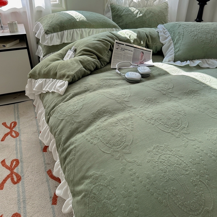 91家纺网 家纺一手货源 找家纺 六巷胡同 2025新款韩系手捧花轻法式花边款牛奶绒四件套-风格一 手捧花-绿