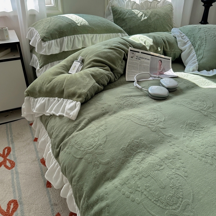 91家纺网 家纺一手货源 找家纺 六巷胡同 2025新款韩系手捧花轻法式花边款牛奶绒四件套-风格一 手捧花-绿