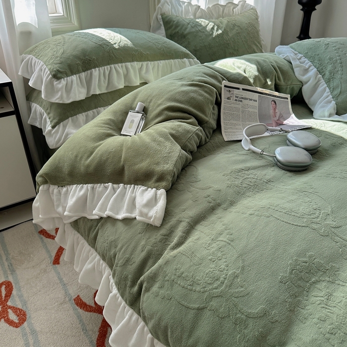 91家纺网 家纺一手货源 找家纺 六巷胡同 2025新款韩系手捧花轻法式花边款牛奶绒四件套-风格一 手捧花-绿