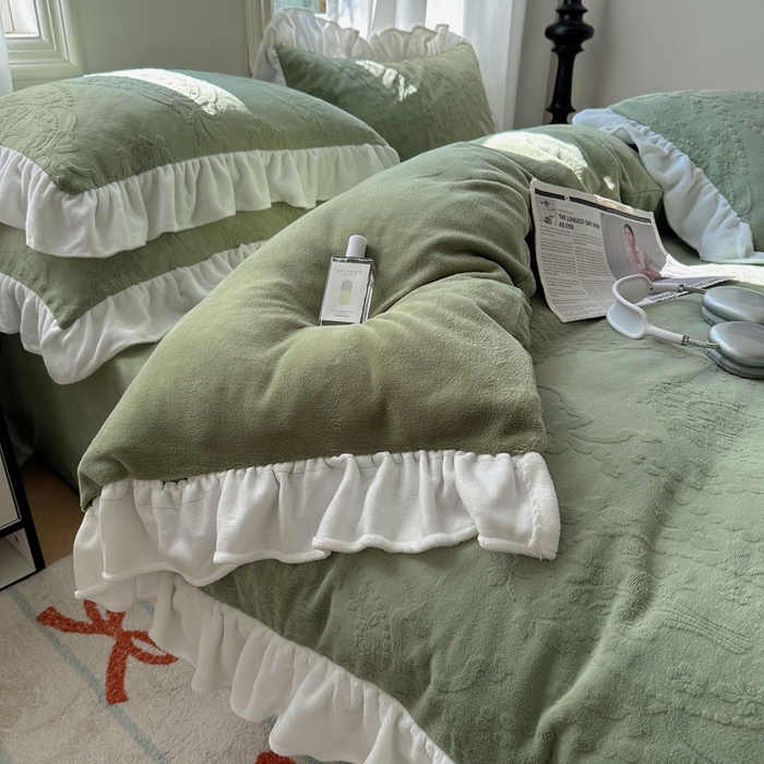 91家纺网 家纺一手货源 找家纺 六巷胡同 2025新款韩系手捧花轻法式花边款牛奶绒四件套-风格一 手捧花-绿