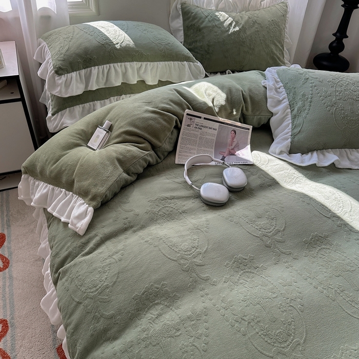 91家纺网 家纺一手货源 找家纺 六巷胡同 2025新款韩系手捧花轻法式花边款牛奶绒四件套-风格一 手捧花-绿