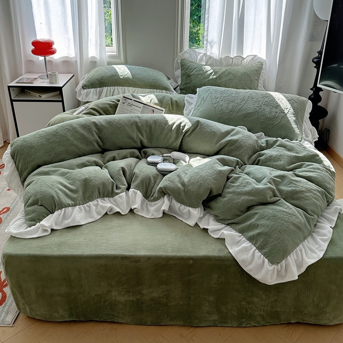 91家纺网 家纺一手货源 找家纺 六巷胡同 2025新款韩系手捧花轻法式花边款牛奶绒四件套-风格一 手捧花-绿