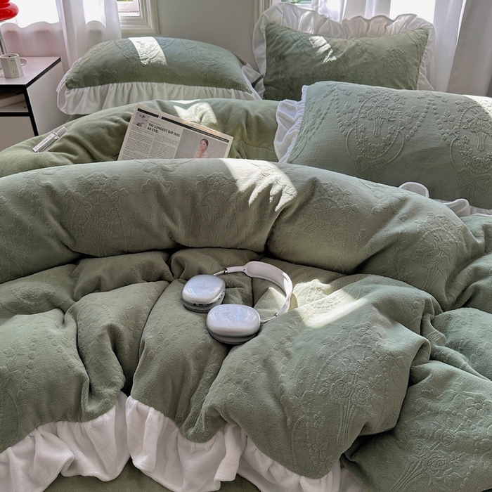 91家纺网 家纺一手货源 找家纺 六巷胡同 2025新款韩系手捧花轻法式花边款牛奶绒四件套-风格一 手捧花-绿