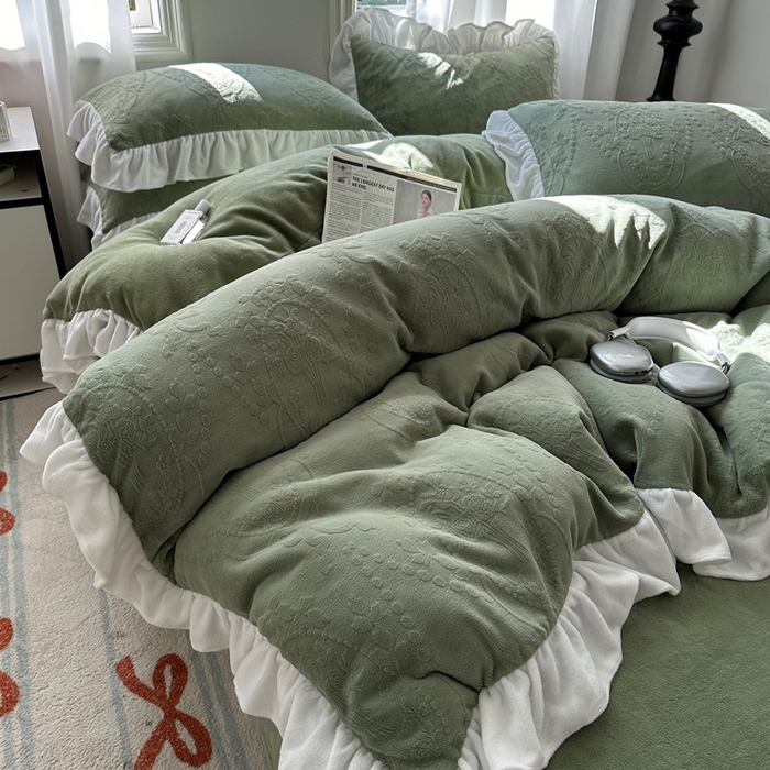 91家纺网 家纺一手货源 找家纺 六巷胡同 2025新款韩系手捧花轻法式花边款牛奶绒四件套-风格一 手捧花-绿