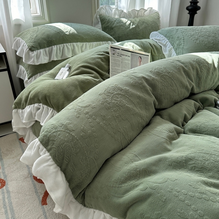 91家纺网 家纺一手货源 找家纺 六巷胡同 2025新款韩系手捧花轻法式花边款牛奶绒四件套-风格一 手捧花-绿