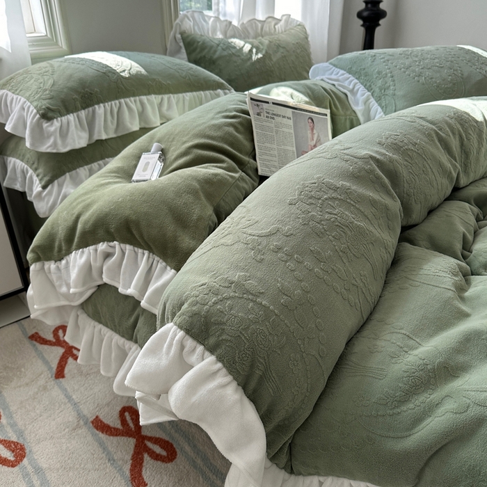 91家纺网 家纺一手货源 找家纺 六巷胡同 2025新款韩系手捧花轻法式花边款牛奶绒四件套-风格一 手捧花-绿