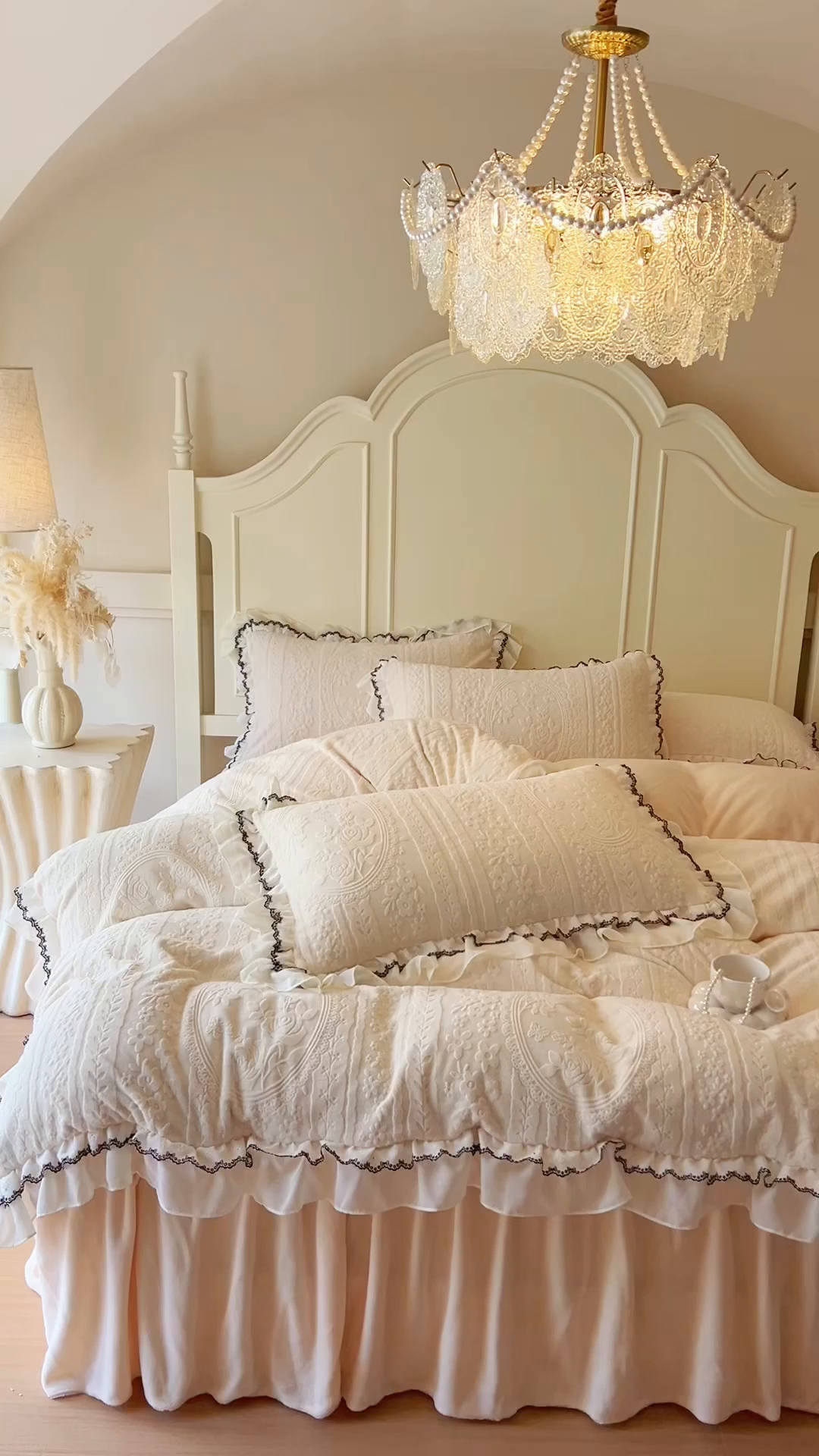 91家纺网 家纺一手货源 找家纺 亲亲公主 2025新款高克重牛奶绒提花230克床裙款四件套-圆舞曲系列 奶油米色-