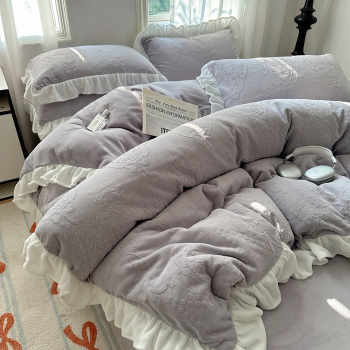 91家纺网 家纺一手货源 找家纺 六巷胡同 2025新款韩系手捧花轻法式花边款牛奶绒四件套-风格一 手捧花-紫