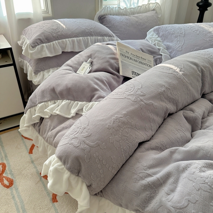 91家纺网 家纺一手货源 找家纺 六巷胡同 2025新款韩系手捧花轻法式花边款牛奶绒四件套-风格一 手捧花-紫