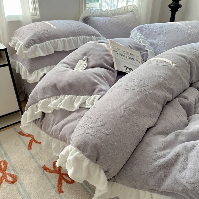 91家纺网 家纺一手货源 找家纺 六巷胡同 2025新款韩系手捧花轻法式花边款牛奶绒四件套-风格一 手捧花-紫