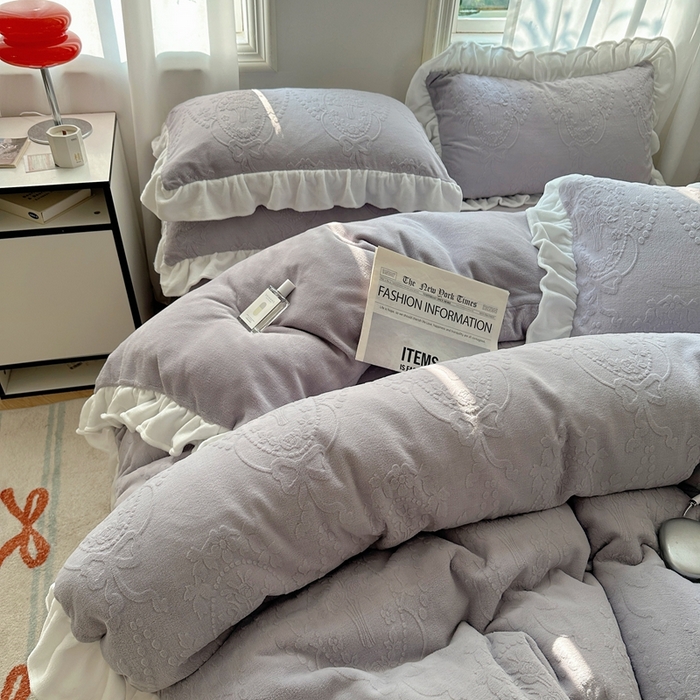 91家纺网 家纺一手货源 找家纺 六巷胡同 2025新款韩系手捧花轻法式花边款牛奶绒四件套-风格一 手捧花-紫