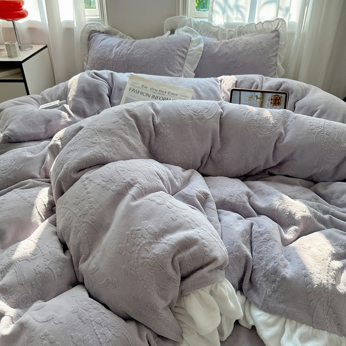 91家纺网 家纺一手货源 找家纺 六巷胡同 2025新款韩系手捧花轻法式花边款牛奶绒四件套-风格一 手捧花-紫