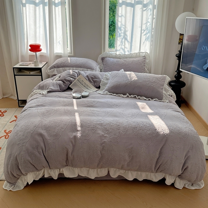 91家纺网 家纺一手货源 找家纺 六巷胡同 2025新款韩系手捧花轻法式花边款牛奶绒四件套-风格一 手捧花-紫