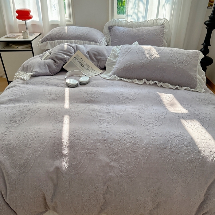 91家纺网 家纺一手货源 找家纺 六巷胡同 2025新款韩系手捧花轻法式花边款牛奶绒四件套-风格一 手捧花-紫