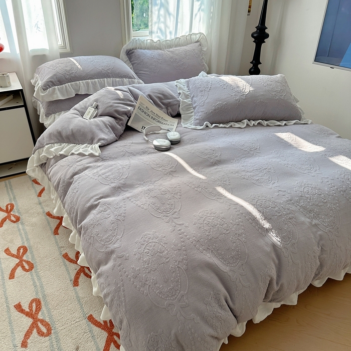 91家纺网 家纺一手货源 找家纺 六巷胡同 2025新款韩系手捧花轻法式花边款牛奶绒四件套-风格一 手捧花-紫