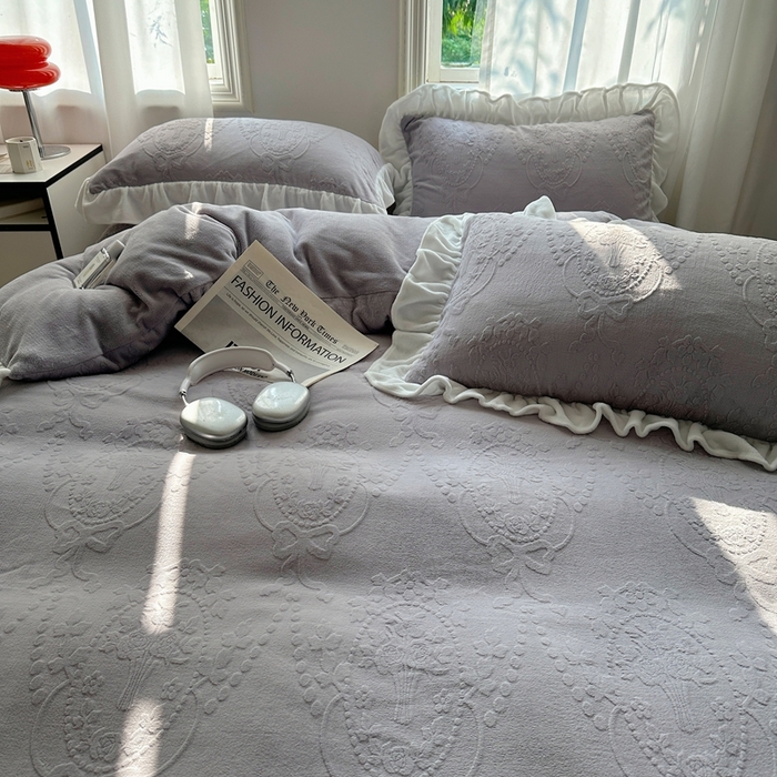 91家纺网 家纺一手货源 找家纺 六巷胡同 2025新款韩系手捧花轻法式花边款牛奶绒四件套-风格一 手捧花-紫