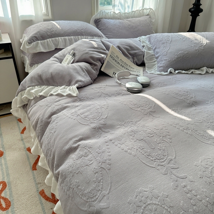 91家纺网 家纺一手货源 找家纺 六巷胡同 2025新款韩系手捧花轻法式花边款牛奶绒四件套-风格一 手捧花-紫