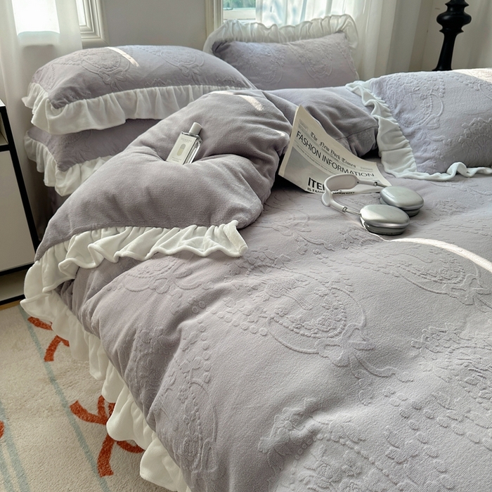 91家纺网 家纺一手货源 找家纺 六巷胡同 2025新款韩系手捧花轻法式花边款牛奶绒四件套-风格一 手捧花-紫