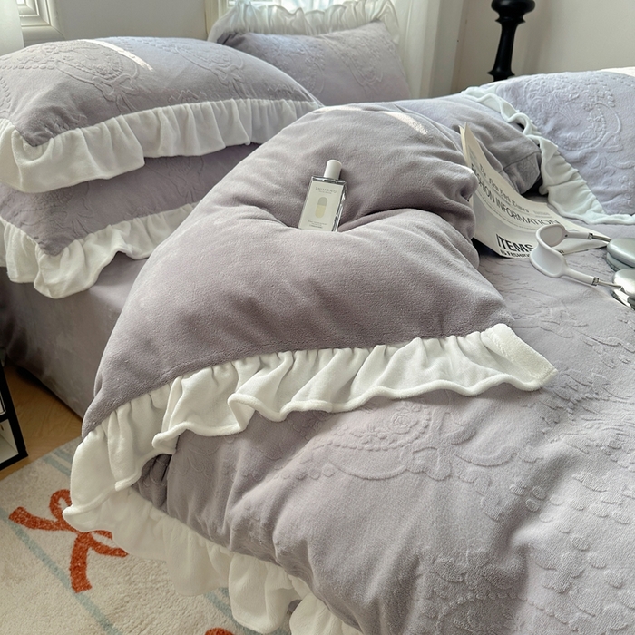 91家纺网 家纺一手货源 找家纺 六巷胡同 2025新款韩系手捧花轻法式花边款牛奶绒四件套-风格一 手捧花-紫