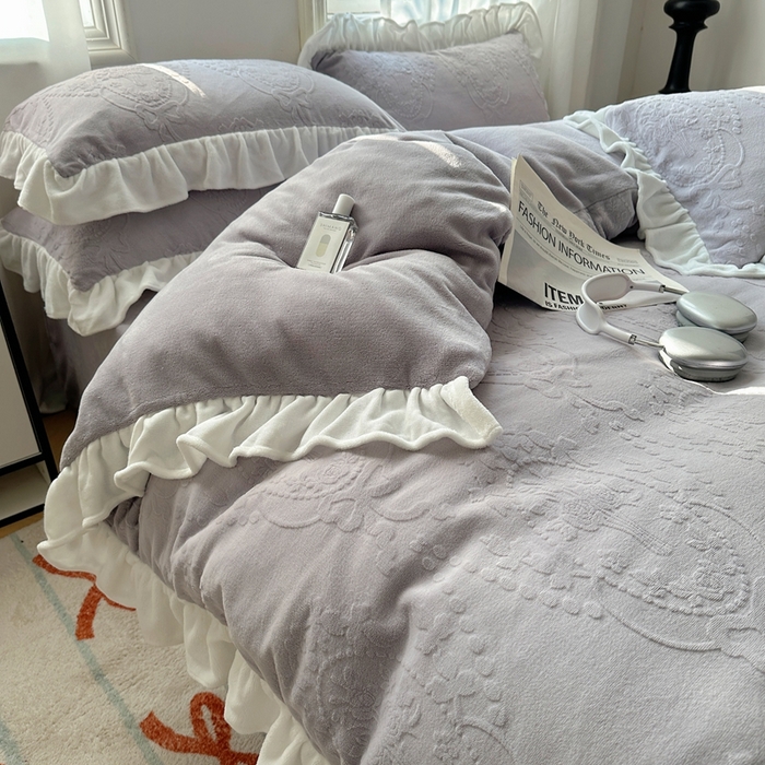 91家纺网 家纺一手货源 找家纺 六巷胡同 2025新款韩系手捧花轻法式花边款牛奶绒四件套-风格一 手捧花-紫